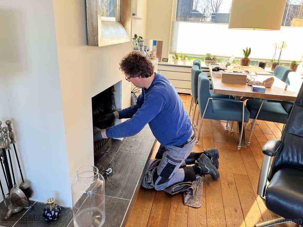 Schouwveger Emmen kleed schoorsteenreiniger